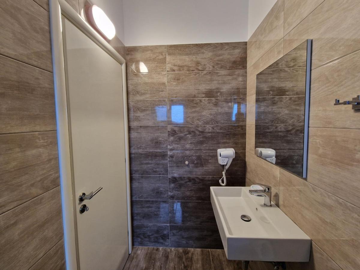 Hotel Queen Margaret Seaside Ксамил Экстерьер фото